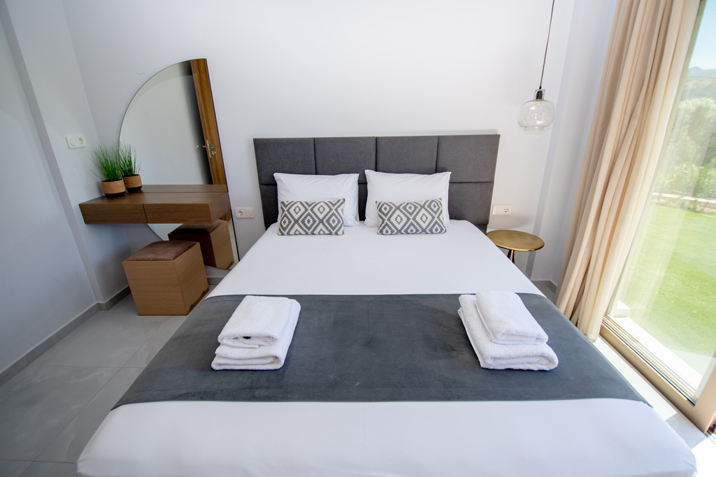 Πολυτελές υπνοδωμάτιο με king-size κρεβάτι στη Villa Olia Crete